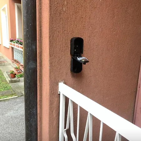 Large Modern - & Bellagio Nearby - With Parking & Balcony Apartment